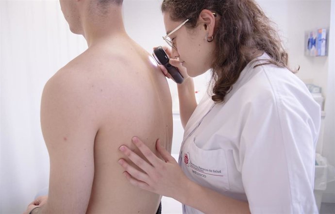 Exploración con dermatoscopio en el HUN