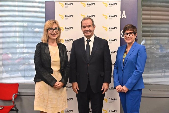 La presidenta de CEAPI, Núria Vilanova, el secretario general iberoamericano (SEGIB), Andrés Allamand, y la autora del informe, Isabel Álvarez.