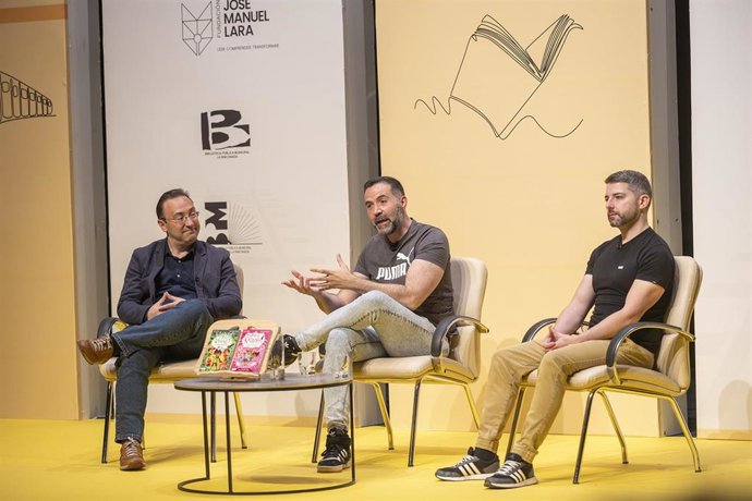 Pedro Mañas y David Sierra, creadores de la serie Anna Kadabra, en la Estación de las Letras de La Rinconada (Sevilla)