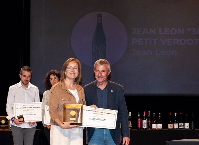 La directora de la bodega Jean Leon, Mireia Torres Maczassek, recibe el premio.