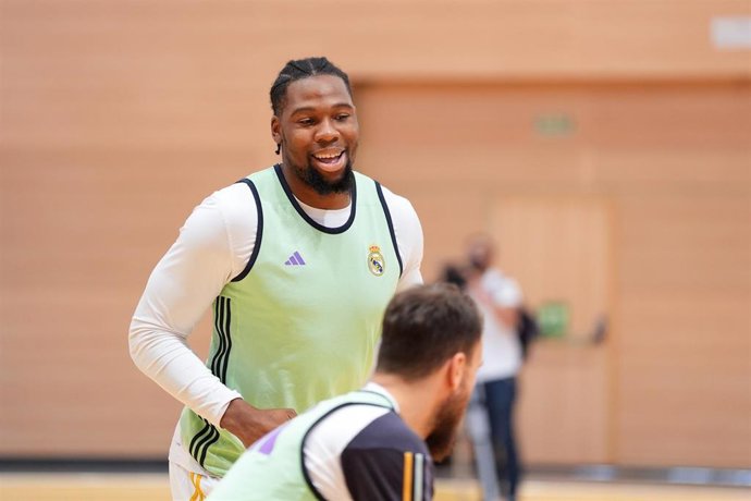 Guerschon Yabusele sonríe durante el entrenamiento del Real Madrid