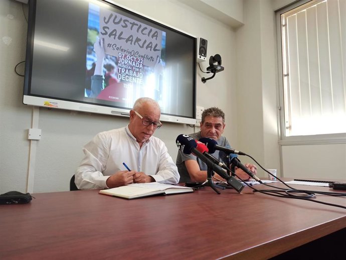 Archivo - Los secretarios generales de UGT y CCOO en Canarias, Manuel Navarro e Inocencio González, en rueda de prensa