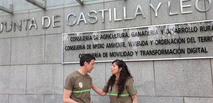 Representantes sindicales de CSIF de agentes medioambientales frente a la Consejería de Medio Ambiente