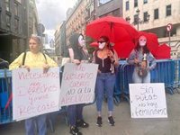 Una veintena de prostitutas rechazan frente al Congreso la ley contra el proxenetismo: "Sin putas no hay feminismo"