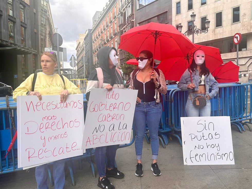 Trabajadoras sexuales rechazan frente al Congreso la ley contra el proxenetismo