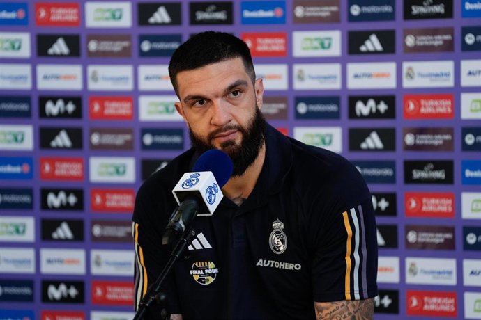 Jugador del Real Madrid Vincent Poirier atiende a los medios.