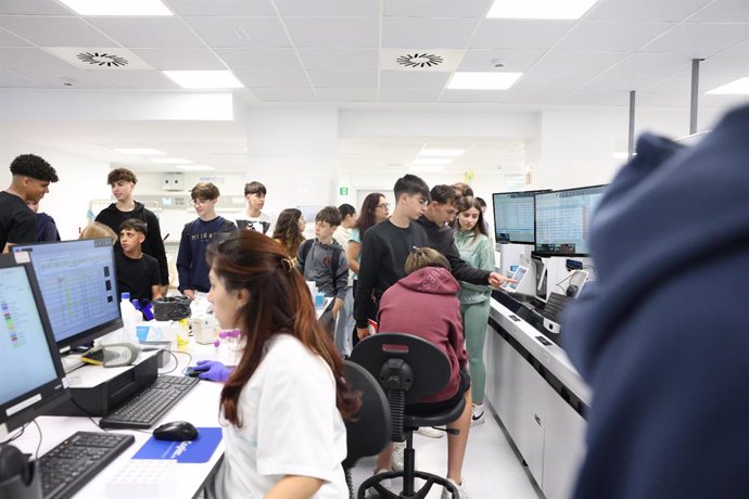 Actividad en el laboratorio del Hospital Virgen de las Nieves dentro de las jornadas de la ciencia del colegio Cristo de la Yedra