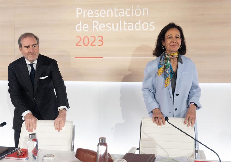 Archivo - La presidenta del Banco Santander, Ana Botín, y el consejero delegado de la entidad financiera, Héctor Grisi, durante la presentación de los resultados del 2023 del Grupo Santander, en la Ciudad Grupo Santander, a 31 de enero de 2024, en Boadi