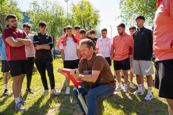 Antonio Conde prueba el nuevo "gimnasio al aire libre" del polideportivo Cavaleri