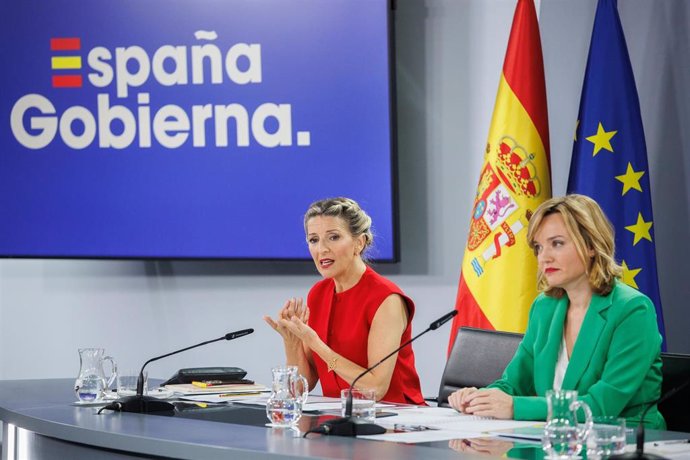 La vicepresidenta segunda y ministra de Trabajo y Economía Social, Yolanda Díaz (i), y la ministra Portavoz, Pilar Alegría (d),  durante una rueda de prensa posterior a la reunión del Consejo de Ministros, a 21 de mayo de 2024, en Madrid (España).