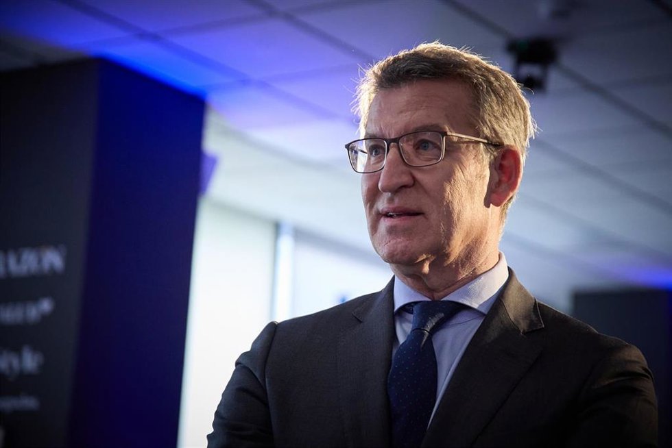 El presidente del PP, Alberto Núñez Feijóo, presenta a la candidata del Partido Popular a las elecciones europeas, en un desayuno informativo del diario La Razón, en la sede del diario, a 21 de mayo de 2024, en Madrid (España). El desayuno es uno de l