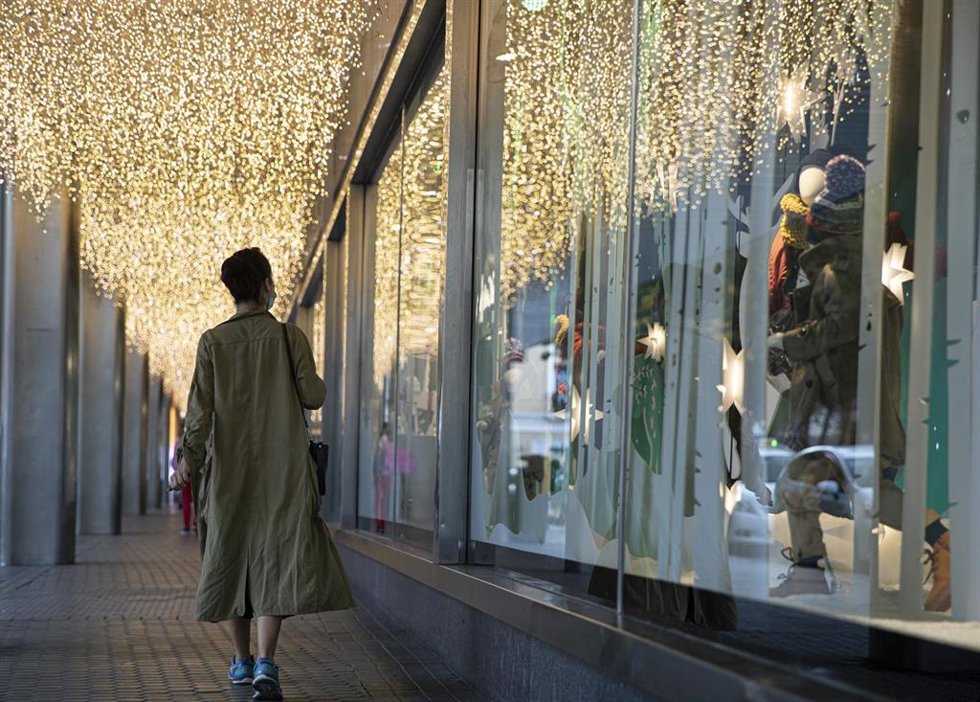 Archivo - Escaparate comercial preparado para las fiestas navideñas. 