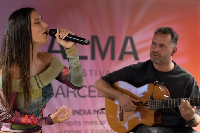 La cantant India Martínez durant una actuació sorpresa al metro