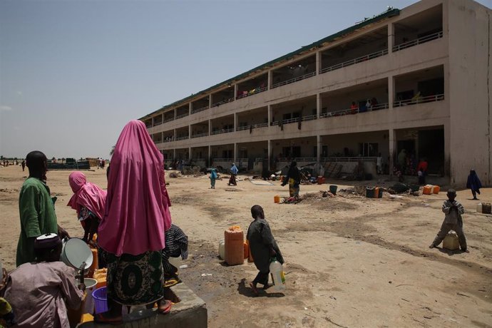 Archivo - Desplazados en un campo a las afueras de Maiduguri, en el estado de Borno, en el noreste de Nigeria