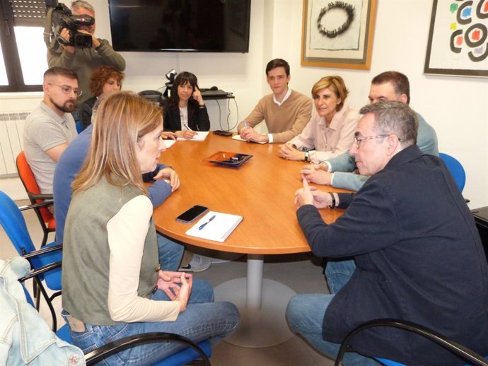 La Ejecutiva Regional de CCOO con la eurodiputada candidata a la reelección y vicesecretaria general del PSOE de Castilla-La Mancha, Cristina Maestre.