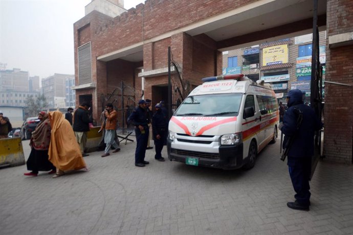 Archivo - Fotografía de archivo de una ambulancia en Pakistán