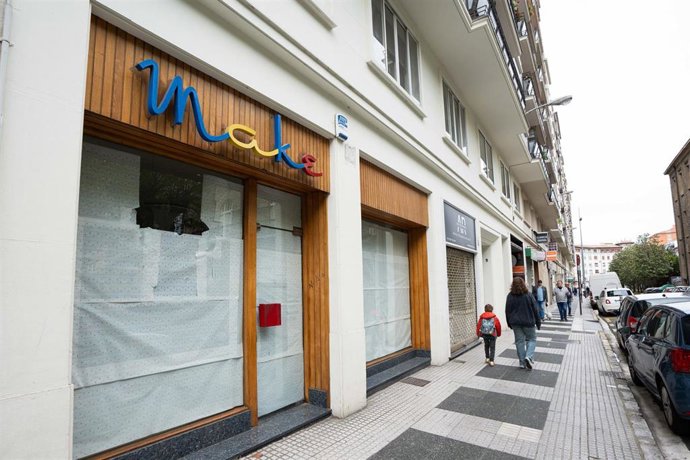 Comercio cerrado en las inmediaciones de la plaza Lovaina