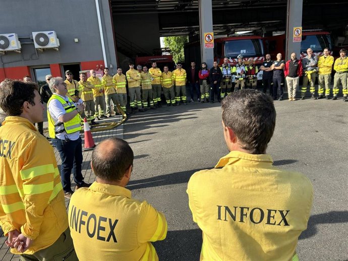 Un centenar de efectivos participa en un simulacro de incendio en la Sierra de la Mosca de Cáceres