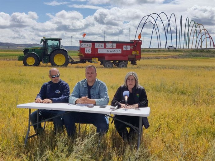José María Alcubierre (UAGA) y Vanessa Polo (UPA), en un campo de cereal de Poyo del Cid (Teruel).