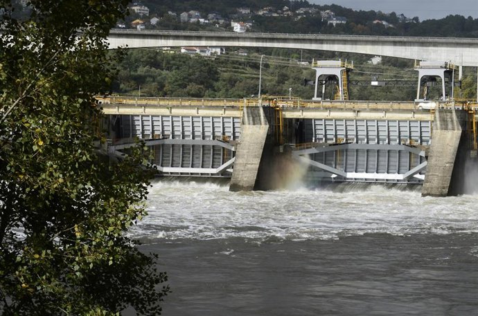 Archivo - El embalse de Velle liberando agua del río Miño, a 4 de noviembre de 2023, en Ourense, Galicia (España). La borrasca Domingos ha dejado en la provincia de Ourense 32 incidencias, entre las que se encuentran la caída de árboles, desprendimientos 