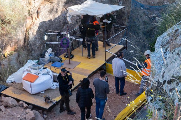 Trabajos de exhumación de restos en la mina La Paloma de Zarza la Mayor (Cáceres)