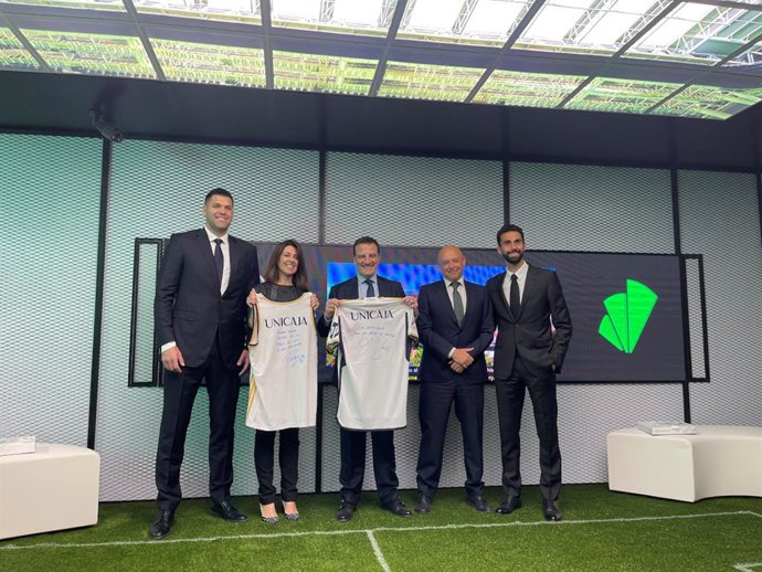 El director general de Negocio Minorista de Unicaja, Luis Colorado, junto a los embajadores del Real Madrid, Álvaro Arbeloa y Felipe Reyes, entre otros representantes de ambas instituciones, inauguran el nuevo Espacio Unicaja-Real Madrid.