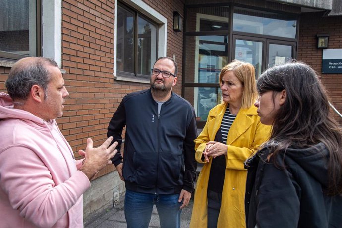 La diputada del Grupo Mixto en la Junta General del Principado de Asturias (JGPA), Covadonga Tomé, se reúne con representantes de la plantilla de ArcelorMittal, a la puerta de la factoría gijonesa.