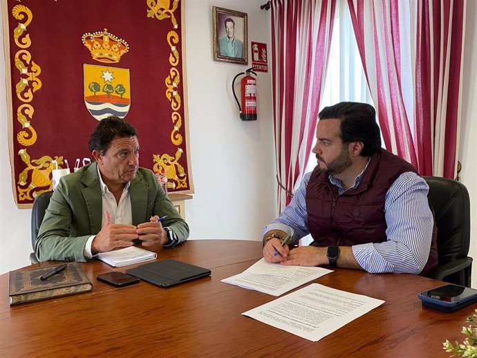 El delegado territorial de Empleo, Empresa y Trabajo Autónomo de la Junta en Cádiz, Daniel Sánchez Román, en una reunión con Ricardo Sánchez, alcalde de Estella del Marqués.