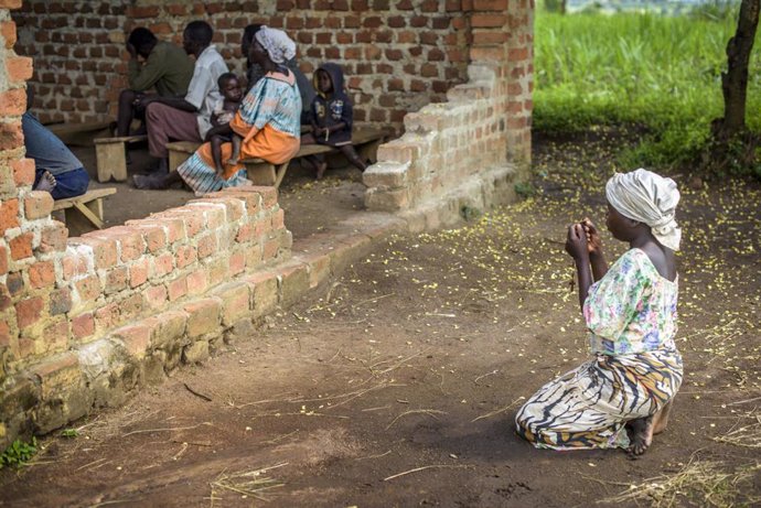 Archivo - Jennifer prays outside of the Catholic church she faithfully attends each Sunday. She is usually the first to arrive. But now, instead of worshipping inside, she kneels outside because of the incontinence and foul odor caused by her fistula prob