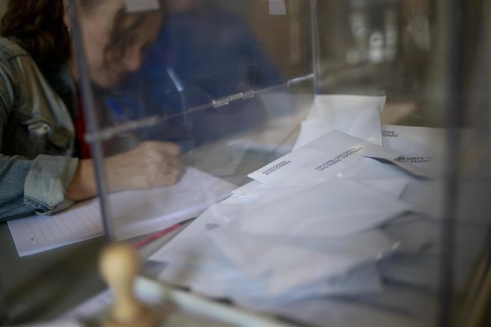 Archivo - Una urna electoral en la Universitat de Barcelona