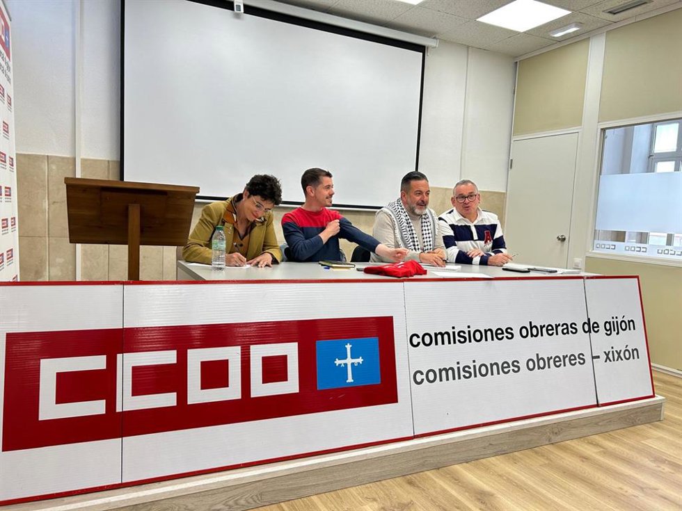 Rueda de prensa del eurodiputado de IU y candidato por Sumar en las elecciones europeas, Manu Pineda, junto a concejales del Grupo Municipal IU-MP-IAS, Javier Suárez Llana y Noelia Ordieres y el secretario general de CCOO en Gijón, Víctor Roza.