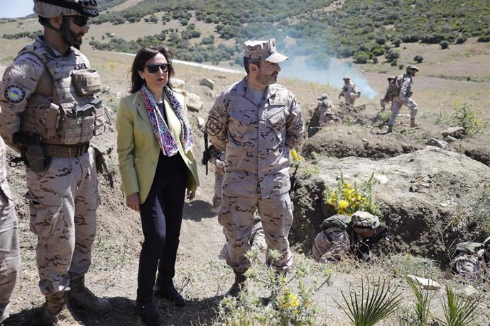 La ministra de Defensa, Margarita Robles, junto a militares españoles y ucranianos en una visita al campo de adiestramiento del Retín, en Barbate (Cádiz)