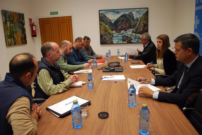 La conselleira do Medio Rural. María José Gómez, se reúne con representantes de asociaciones de bomberos forestales y trabajadores de incendios.