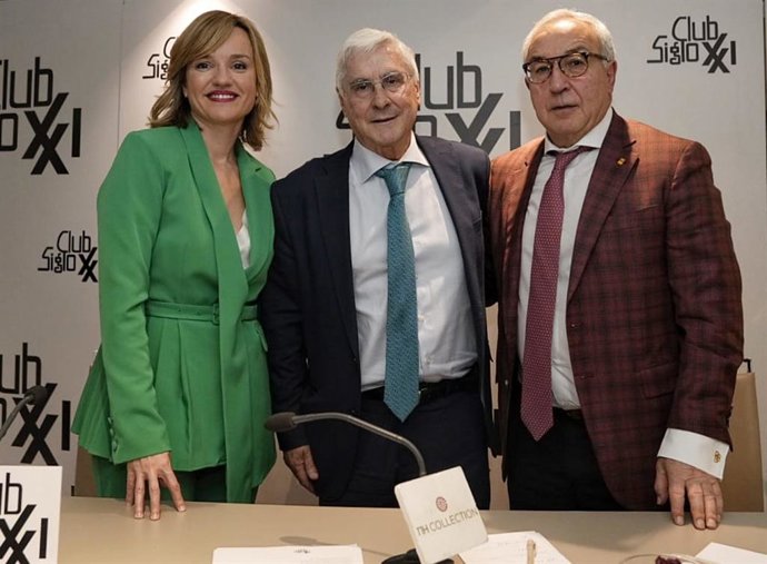 La ministra de Educación, Formación Profesional y Deportes, Pilar Alegría, y el presidente del COE, Alejandro Blanco, durante su participación en los coloquios del club siglo XXI en Madrid.