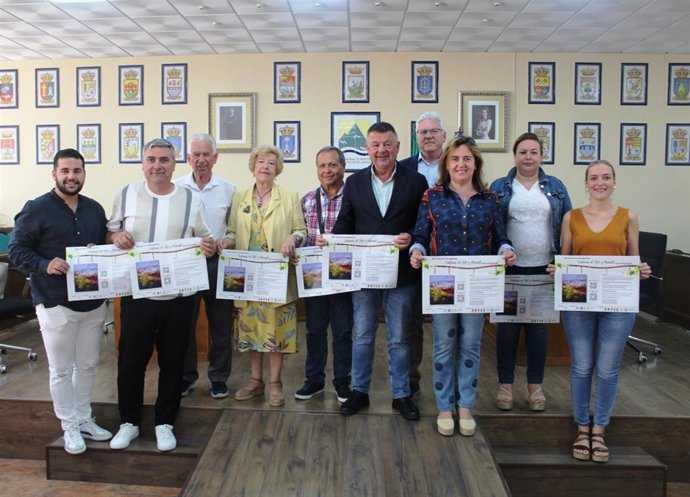 El presidente de Mancomunidad Axarquía, Jorge Martín; la diputada provincial, Sagrario Molina; el técnico de Ágapa, Rafael Fernández; y los representantes de la asociación Moscatel, Juan Gámez y Josefa Gámez.
