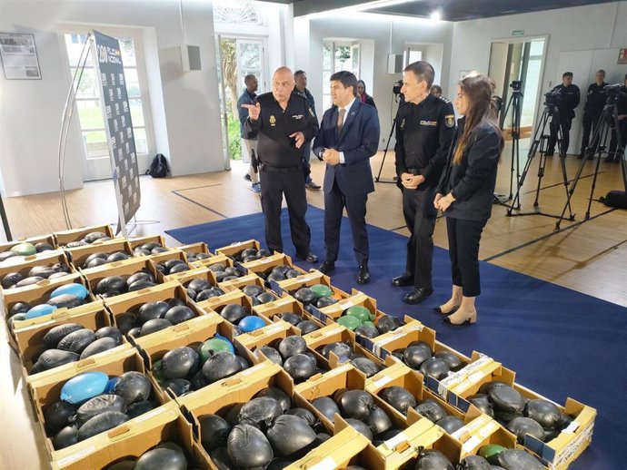 El delegado del Gobierno en Galicia, Pedro Blanco, junto a la cocaína escondida en melones en una comparecencia con los investigadores del operativo.