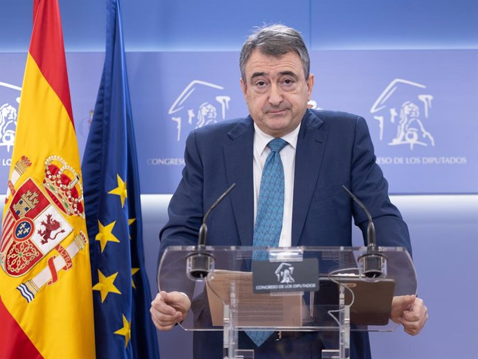 Archivo - El protavoz del EAJ-PNV, Aitor Esteban, durante una rueda de prensa anterior a la Junta de Portavoces, a 20 de febrero de 2024, en Madrid (España).