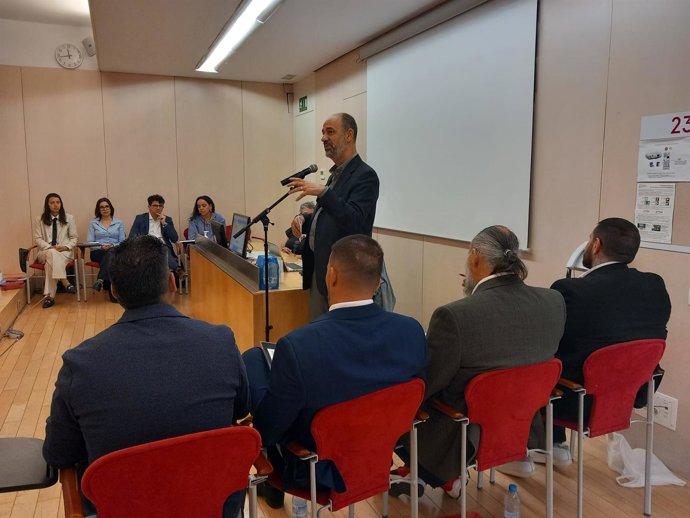 El grupo ganador de la liga de debate de la cárcel de Quatre Camins (Barcelona), de nombre Camins Lliures, y la asociación de debate Rethorica de la UPF se han enfrontado en una competición de oratoria.