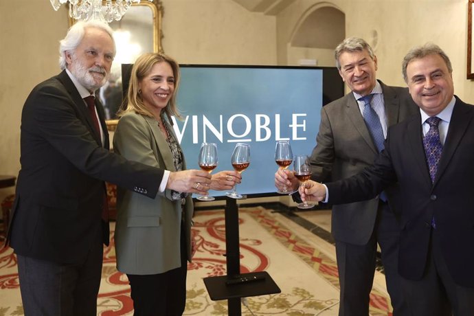 Almudena Martínez, Agustin Muñoz, César Saldaña y Antonio Real en la presentación de Vinoble.