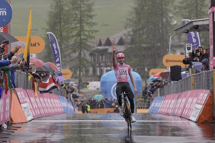 El ciclista esloveno Tadej Pogacar sigue imparable en el Giro de Italia tras ganar la neutralizada por mal tiempo decimosexta etapa, finalmente disputada entre Laas y Santa Cristina Valgardena (Monte Pana) sobre apenas 118,7 kilómetros