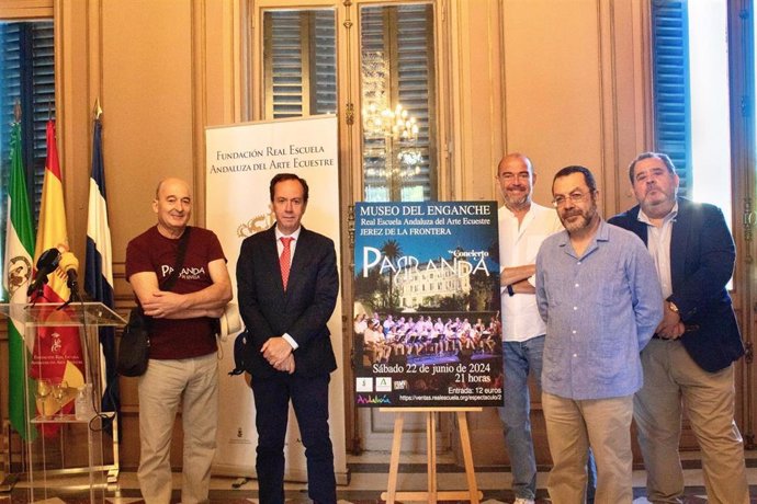 El presidente de La Parranda, Fernando Hidalgo, y el director gerente de la Real Escuela, Rafael Olvera, en la presentación del concierto de este grupo en la Real Escuela.