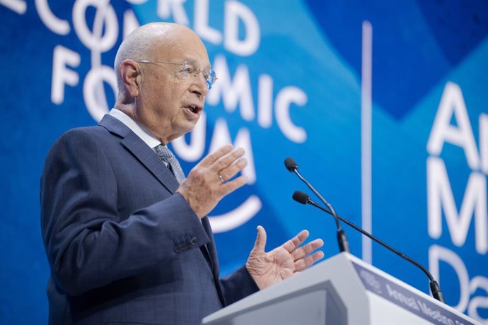 Archivo - HANDOUT - 24 May 2022, Switzerland, Davos: Klaus Schwab, Founder and Executive Chairman of the World Economic Forum, presents the special address by Ursula von der Leyen, President of the European Commission session at the World Economic Forum A