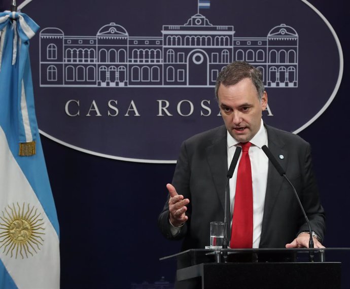 El portavoz del Gobierno de Argentina, Manuel Adorni, ofrece una declaración institucional, en la Casa Rosada, a 20 de mayo de 2024, en Buenos Aires (Argentina). El Gobierno de Argentina ha negado que exista un "problema diplomático" y ha acusado a las au