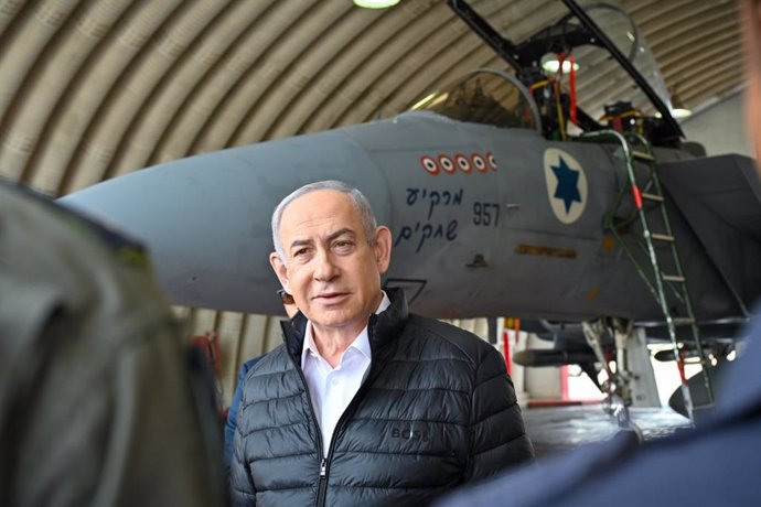 Archivo - El primer ministro de Israel, Benjamin Netanyahu, durante una vistia a la base aérea de Tel Nof (archivo)