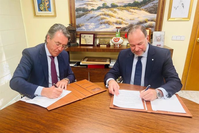 Torralbo Buenestado y García Palacios durante la firma del convenio.