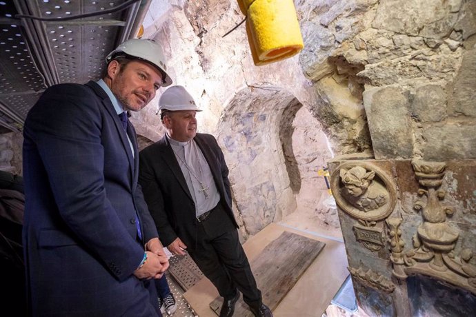 Hallan una ventana románica en la Catedral de Santiago durnate unas obras de restauración