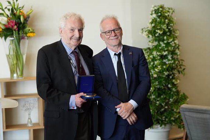 Ioan Allen, a la izquierda de la imagen, posa con el premio, junto al delegado general del Festival de Cannes y director general del Institut Lumière, Thierry Frémaux.