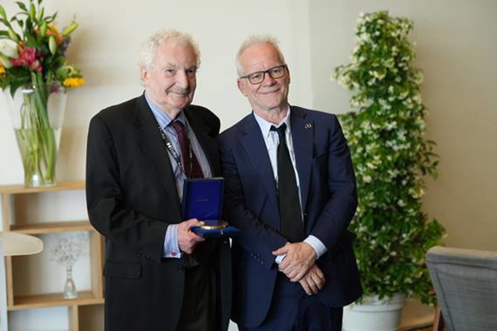 Ioan Allen, a la izquierda de la imagen, posa con el premio, junto al delegado general del Festival de Cannes y director general del Institut Lumire, Thierry Frémaux.