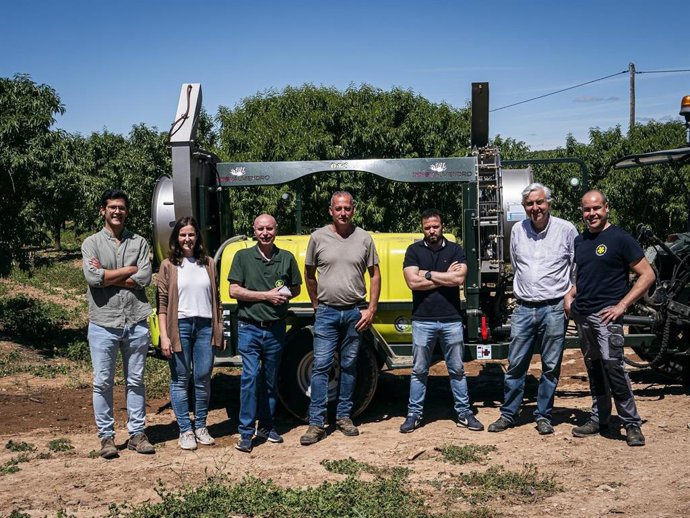 Representantes del prototipo de Innovalmendro en los ensayos.