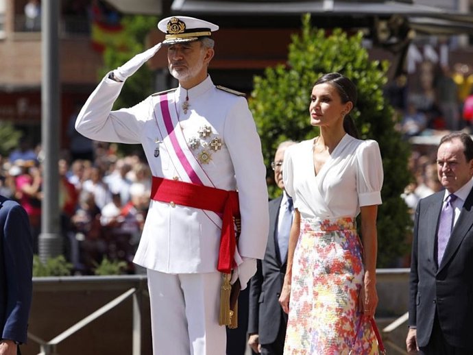 Archivo - Los Reyes, Don Felipe y Doña Letizia, en el Desfile de las Fuerzas Armadas en Granada en 2023
